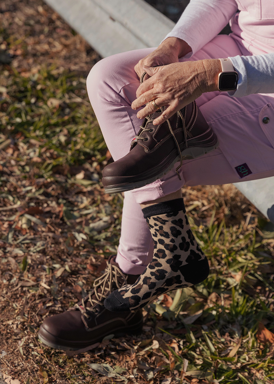 she-wear-leopard-print-everyday-womens-socks