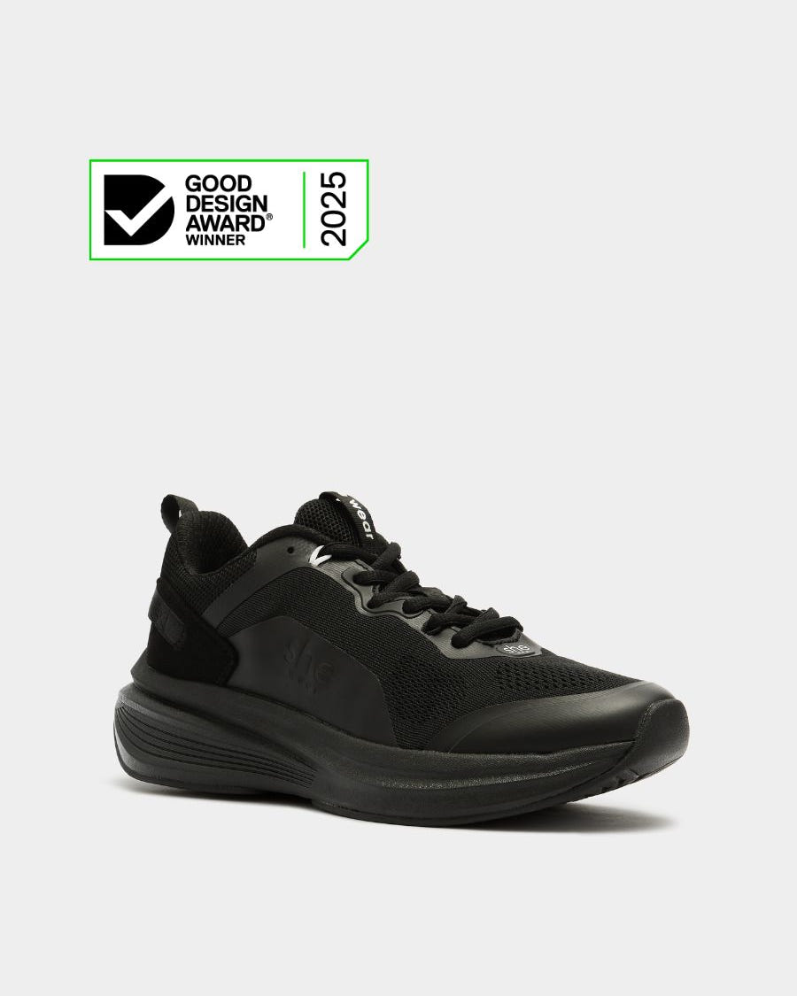 Black walking shoes with 2025 Good Design Award Winner badge.