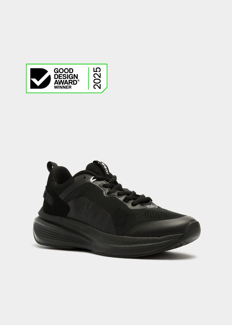 Black walking shoes with 2025 Good Design Award Winner badge.