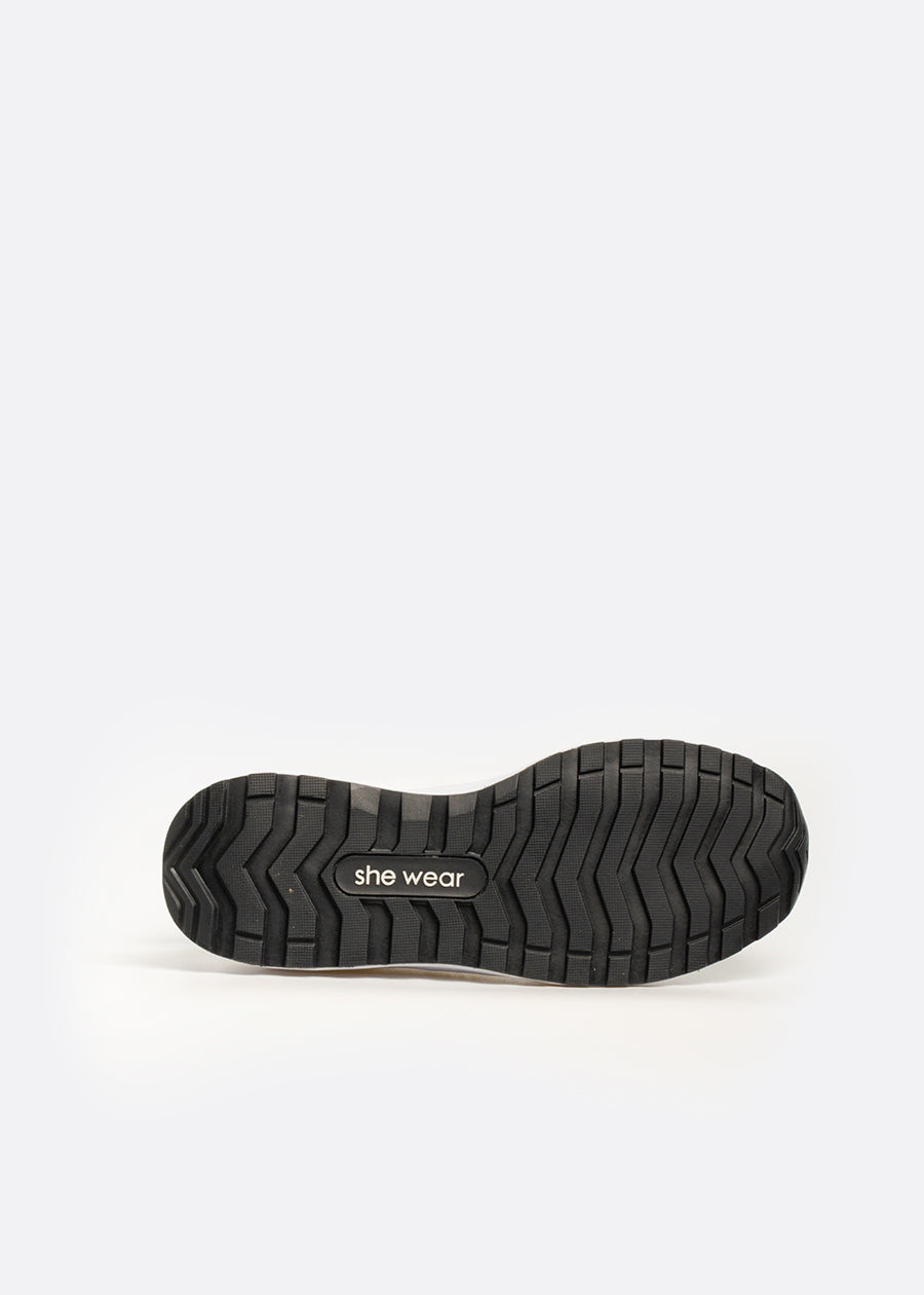 Certified slip resistant sole made of hardwearing rubber on an active sneaker