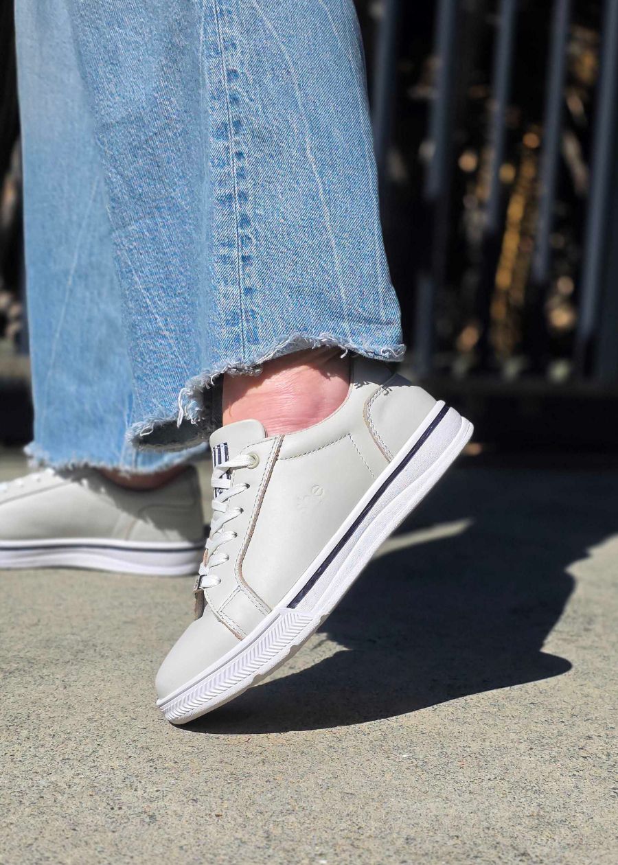 supports sneaker in stone with denim jeans