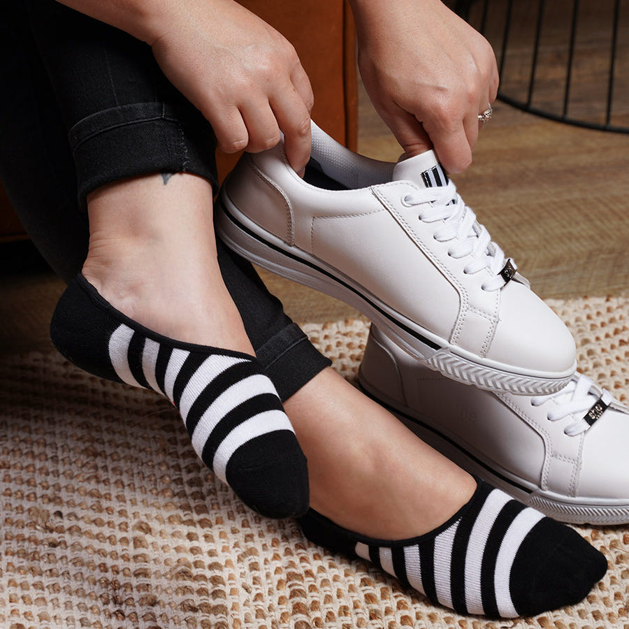 she wear organic bamboo ladies no show socks with she supports on the side