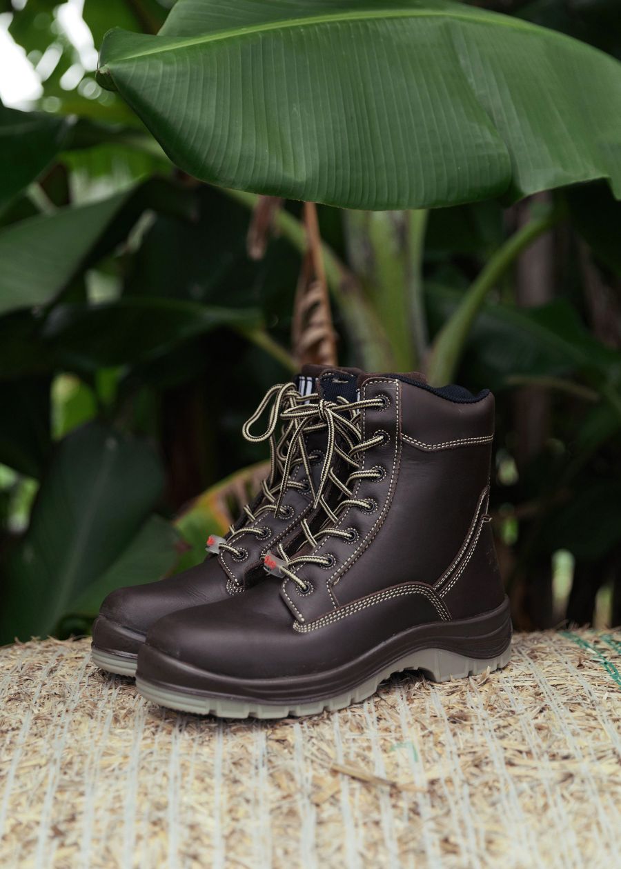 pursues safety work boots in brown vintage leather