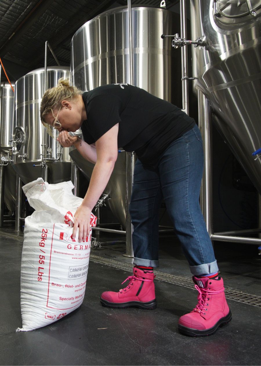 Achieves: womens safety work boots (zip)