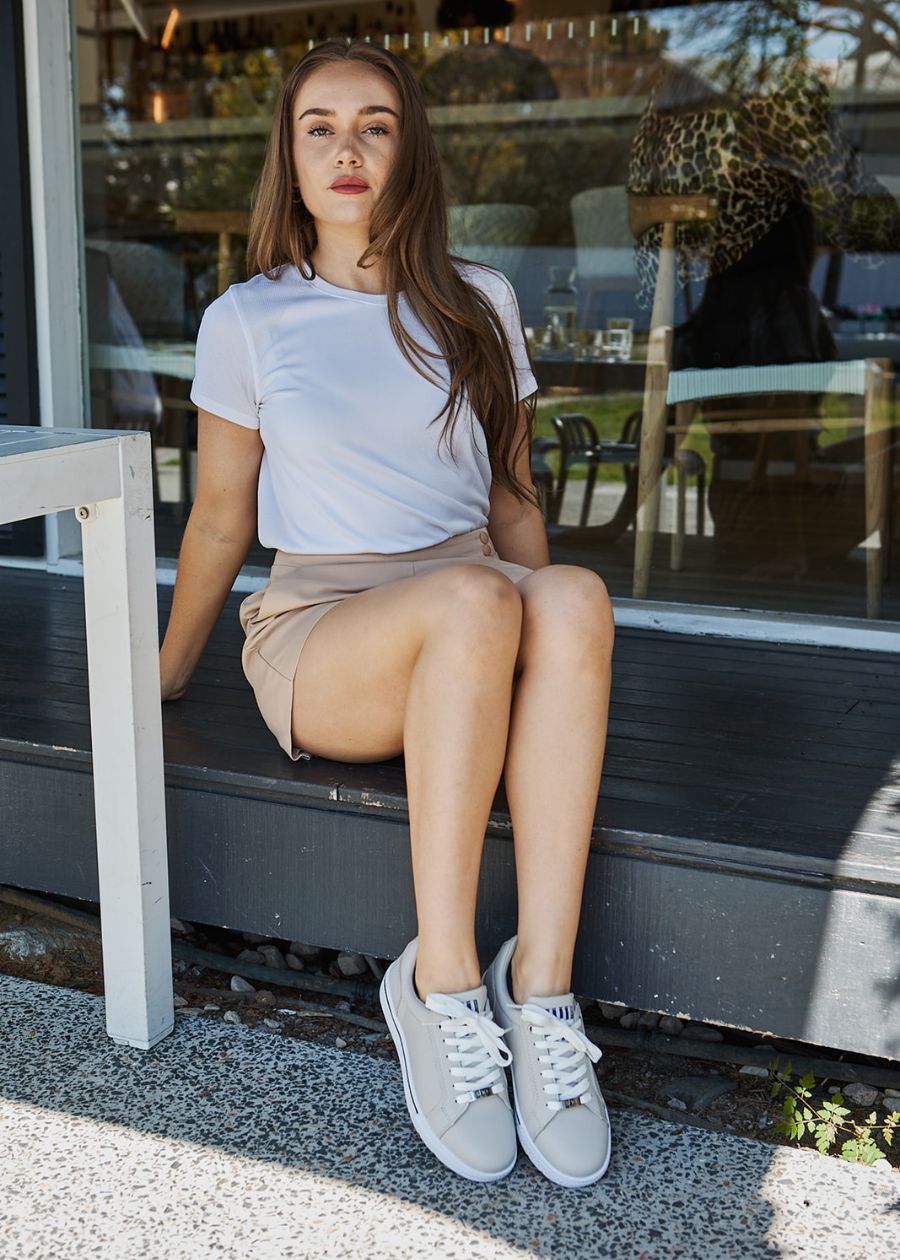Supports 2: womens sneaker
