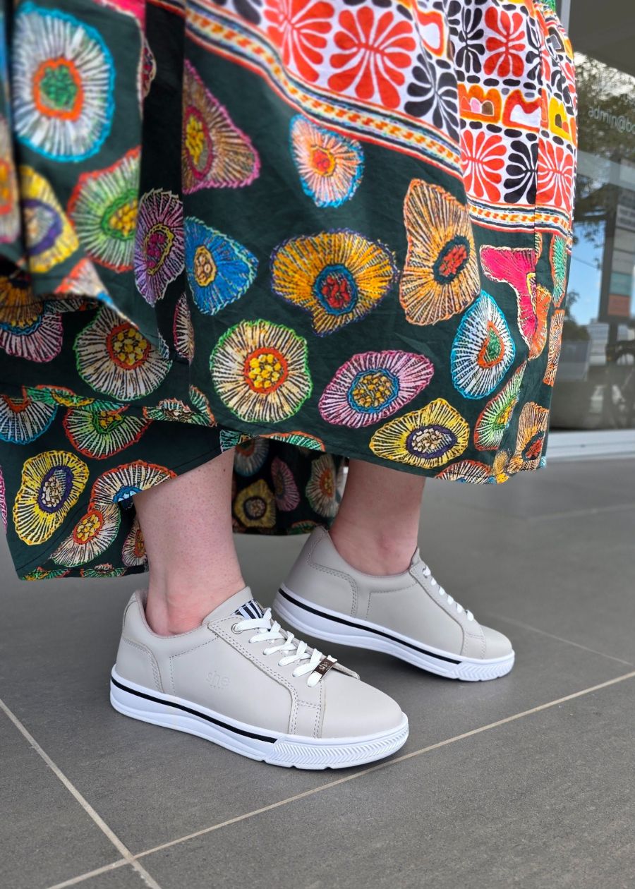 Supports 2: womens sneaker