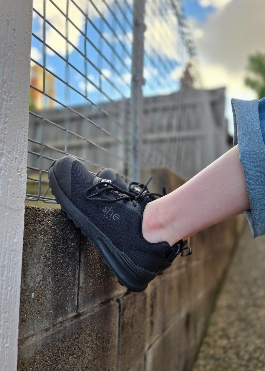 Thrives: women's safety shoe