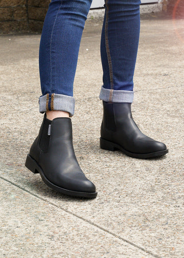 Discovers: women's chelsea boot – she wear