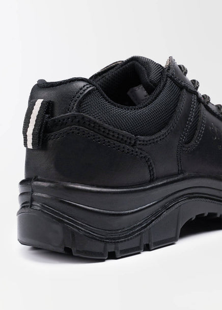 she wear women's safety sneaker